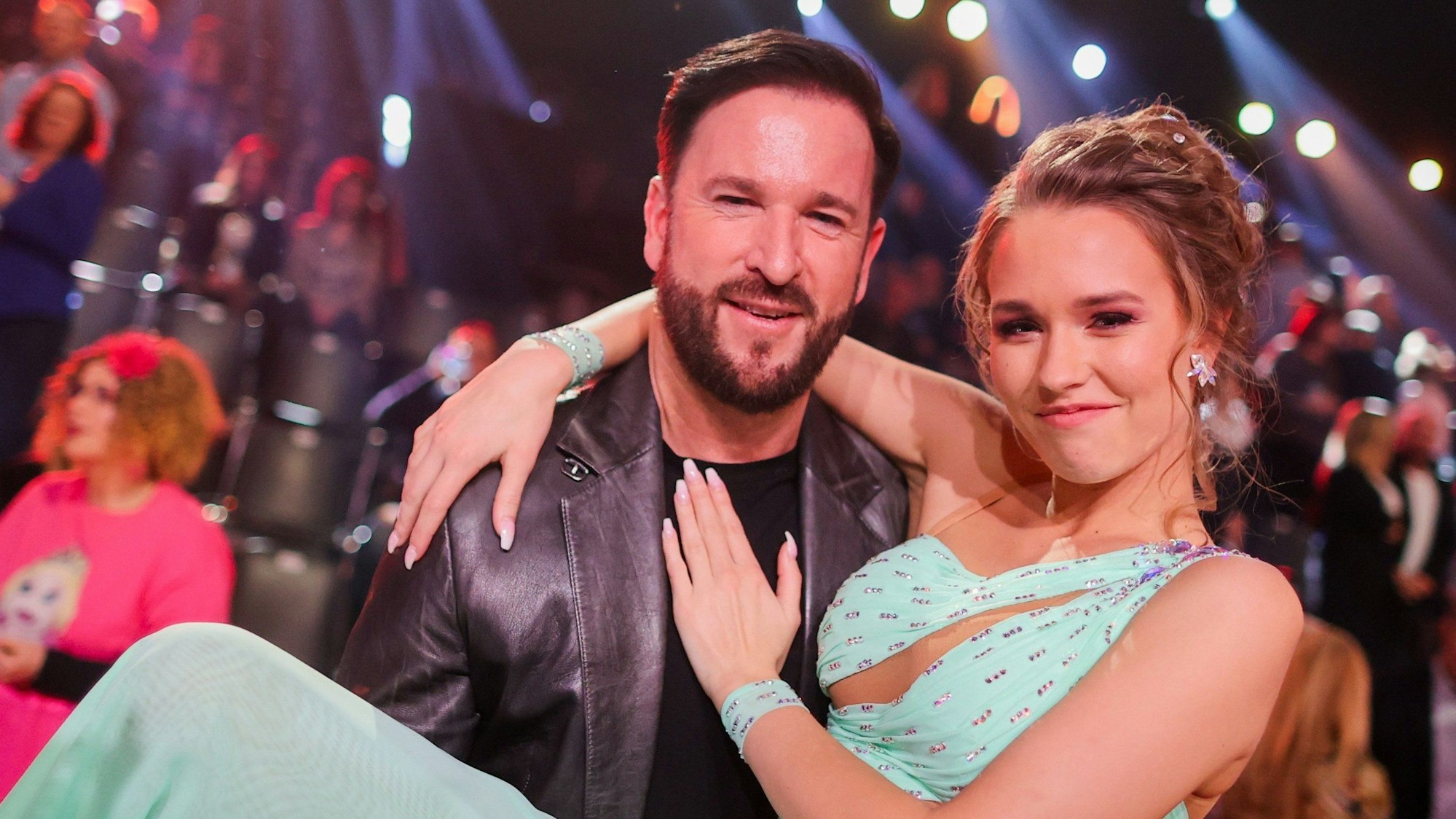 Michael Wendler, Schlagersänger, trägt seine Freundin Laura Müller nach der RTL-Tanzshow «Let's Dance» im Coloneum auf den Armen. (zu dpa «Die große Wendler-Hochzeit wird in den Herbst verschoben») +++ dpa-Bildfunk +++