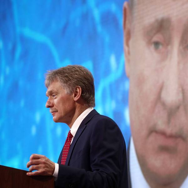Kremlsprecher Dmitri Peskow hält eine Rede, im Hintergrund wird das Gesicht des russischen Präsidenten Wladimir Putin eingeblendet. Peskow soll nun im privaten Rahmen vor einem langwierigen Krieg gewarnt haben. (Archivbild)