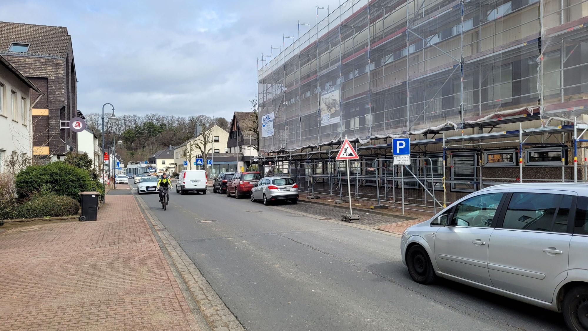 Die Bahnhofstraße in Kall wird nach Ostern saniert.