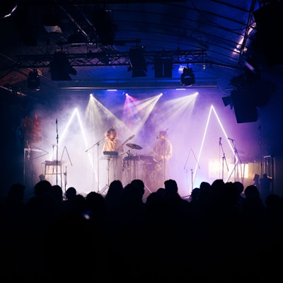 Zwei Künstler stehen auf der Bühne