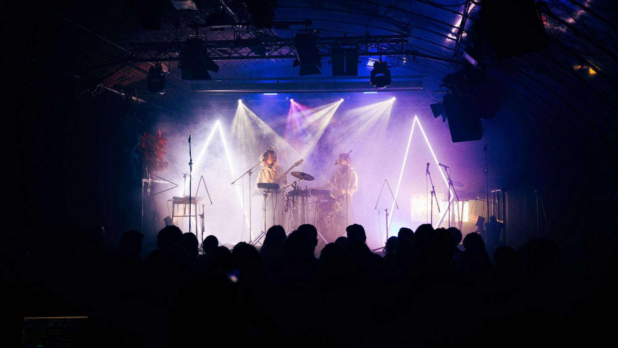 Zwei Künstler stehen auf der Bühne