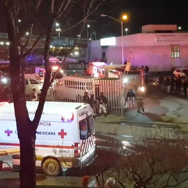 Ciudad Juarez: In dem Videostandbild sind Krankenwagen und Rettungskräfte vor einem Einwanderungszentrum im Einsatz.