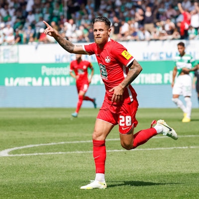 Der Kaiserslauterner Mike Wunderlich jubelt nach seinem Treffer zum 2:1.