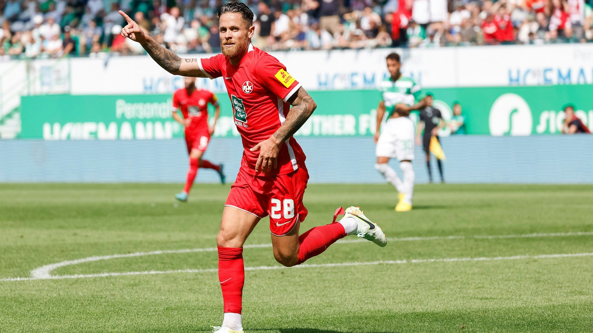 Der Kaiserslauterner Mike Wunderlich jubelt nach seinem Treffer zum 2:1.