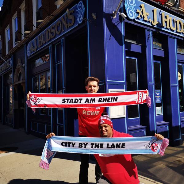 Robert Stokowy posiert zusammen mit seinem Freund Jake Payne vor der Bar „AJ Hudson's“ in Chicago.