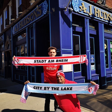 Robert Stokowy posiert zusammen mit seinem Freund Jake Payne vor der Bar „AJ Hudson's“ in Chicago.