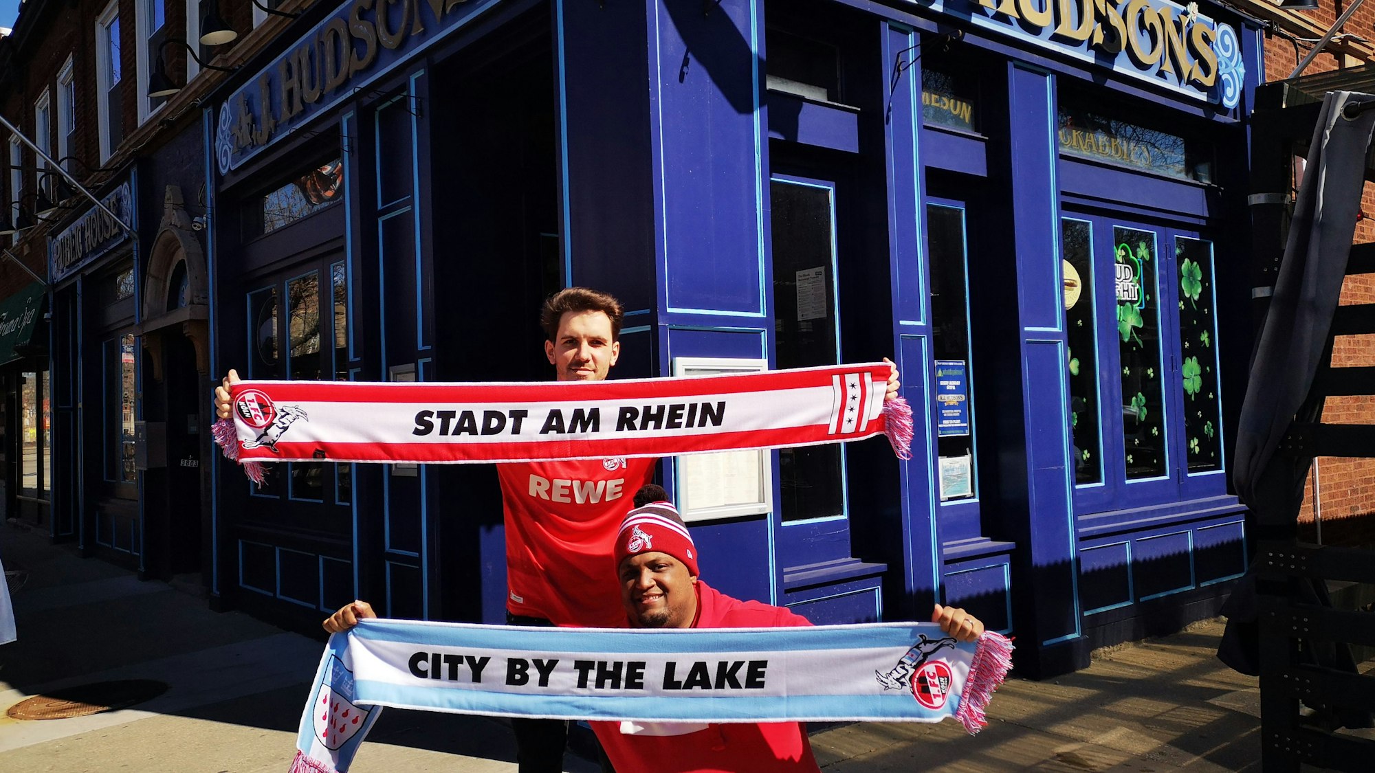 Robert Stokowy posiert zusammen mit seinem Freund Jake Payne vor der Bar „AJ Hudson's“ in Chicago.