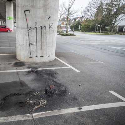 Nahe Tannenbergstraße / Lötzener Straße unter der Stelze. Hier brannte das Auto des Tatverdächtigen, der in der Augustastraße eine Wohnung angezündet hat. Tatverdeckung, laut Anklage. Foto: Ralf Krieger