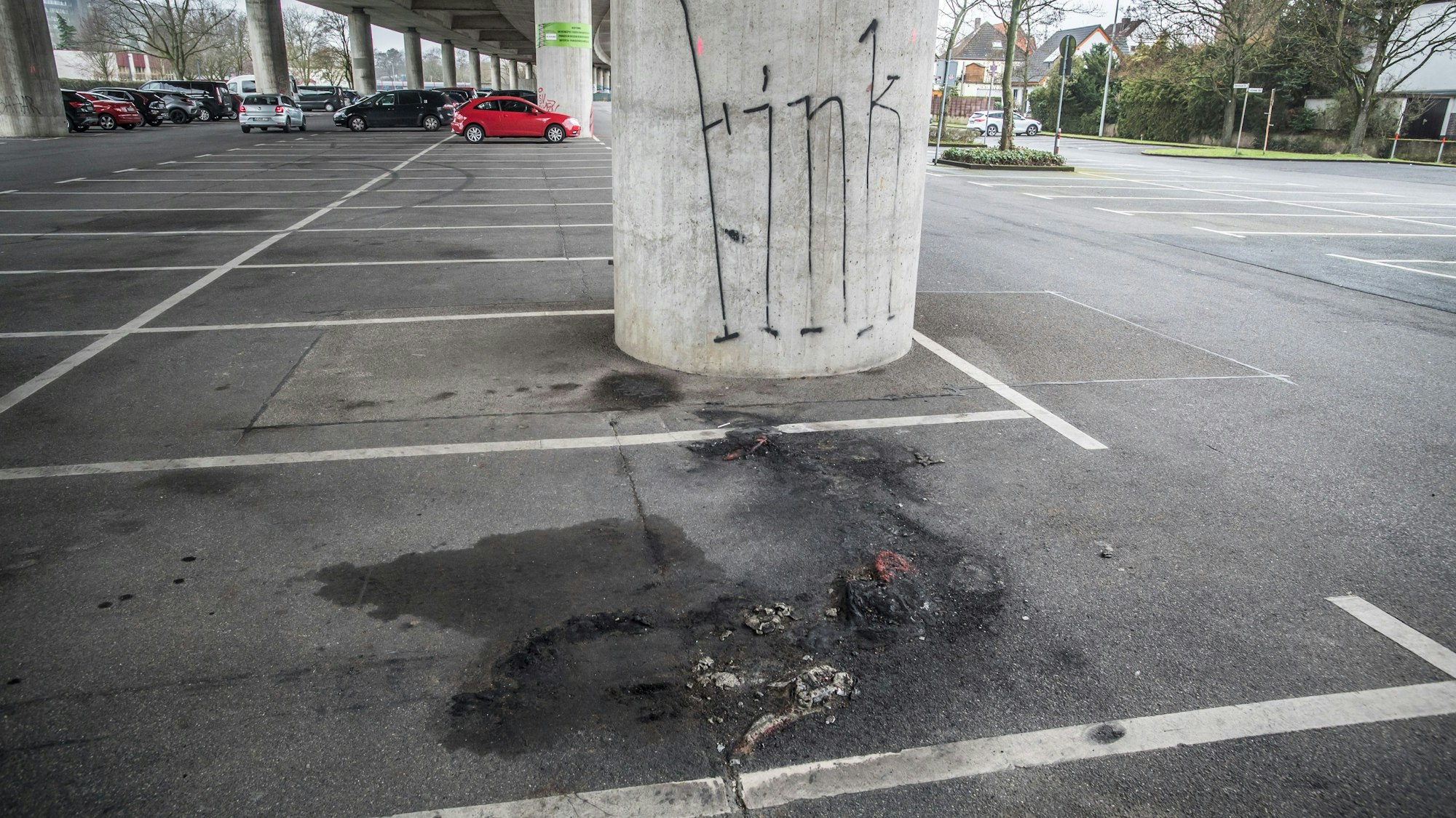 Nahe Tannenbergstraße / Lötzener Straße unter der Stelze. Hier brannte das Auto des Tatverdächtigen, der in der Augustastraße eine Wohnung angezündet hat. Tatverdeckung, laut Anklage. Foto: Ralf Krieger