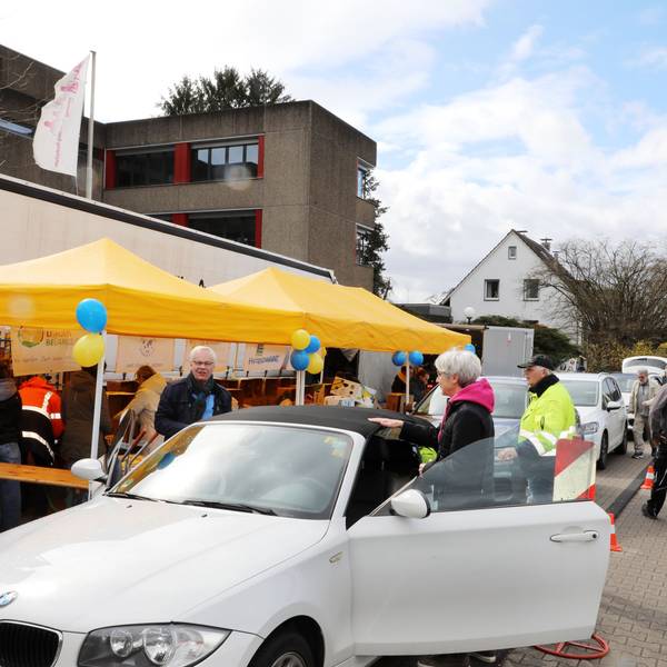 Ein weißer BMW hält beim Spenden-Drive-In