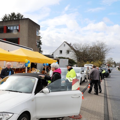 Ein weißer BMW hält beim Spenden-Drive-In