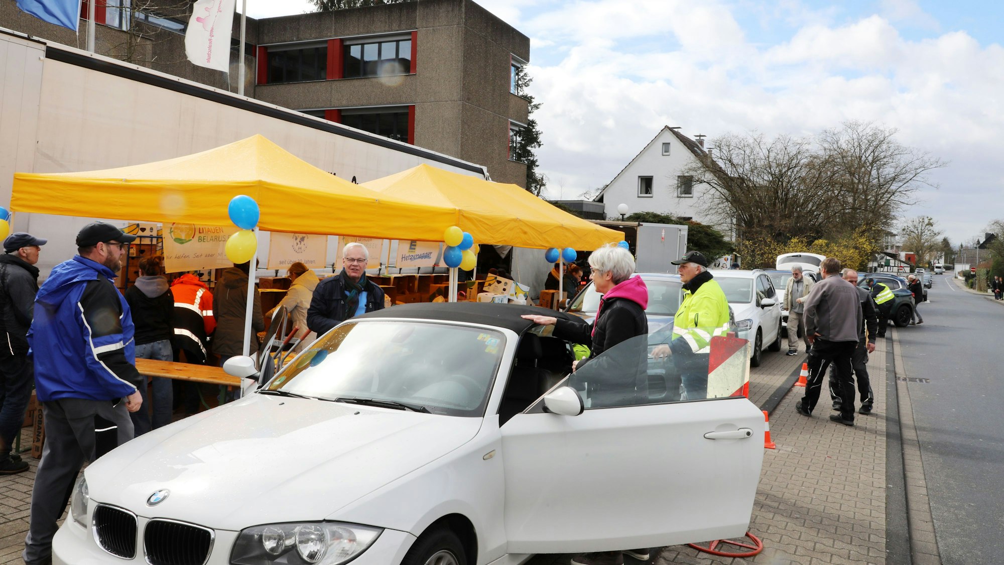 Ein weißer BMW hält beim Spenden-Drive-In