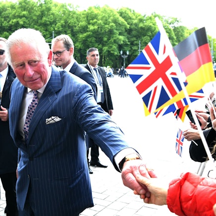 Der damalige britische Prinz Charles (vorne) spricht mit Zuschauern vor dem Brandenburger Tor.