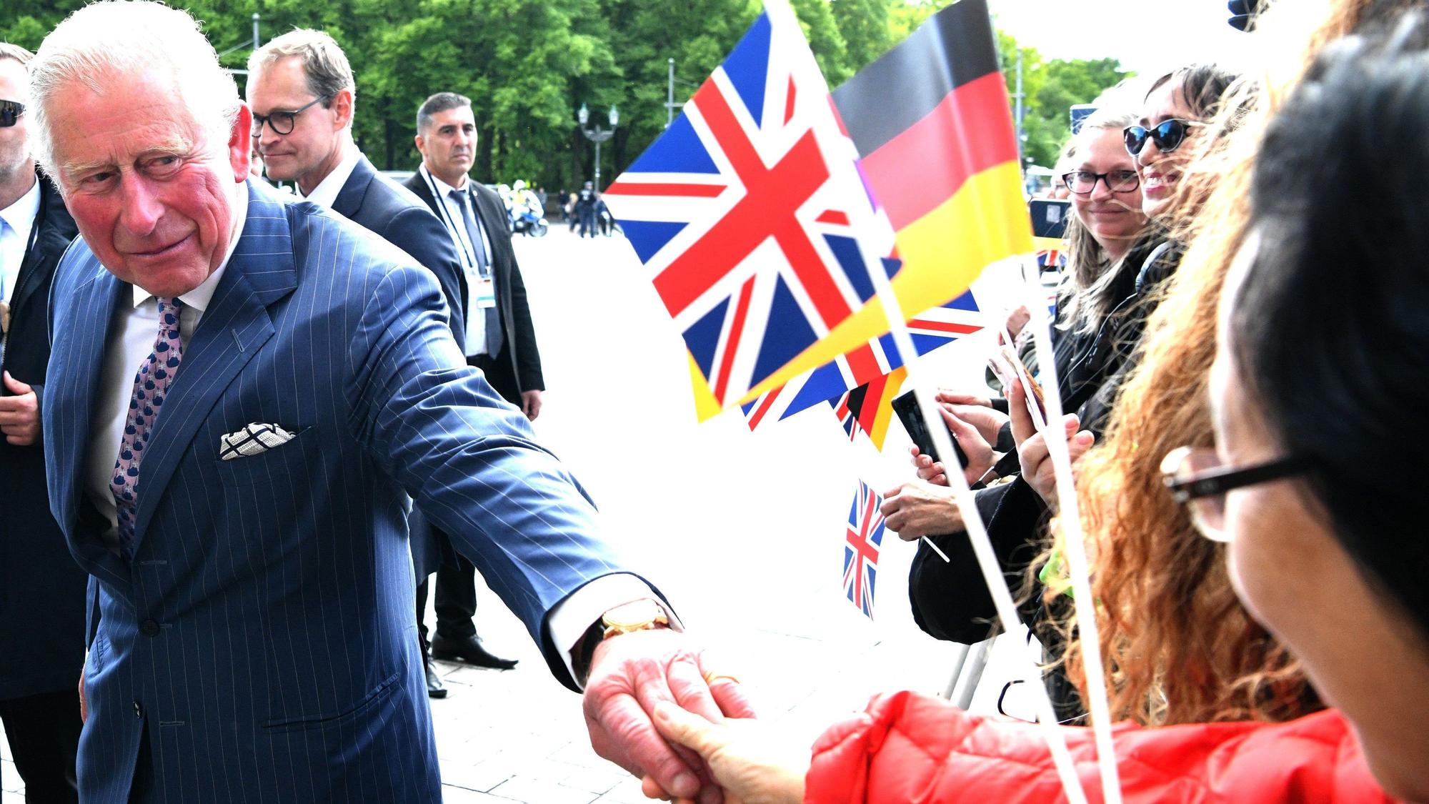 Der damalige britische Prinz Charles (vorne) spricht mit Zuschauern vor dem Brandenburger Tor.