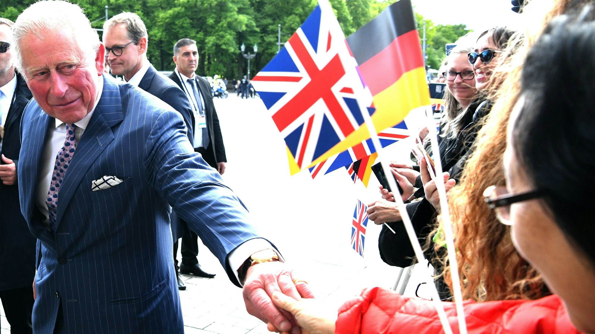 Der damalige britische Prinz Charles (vorne) spricht mit Zuschauern vor dem Brandenburger Tor.