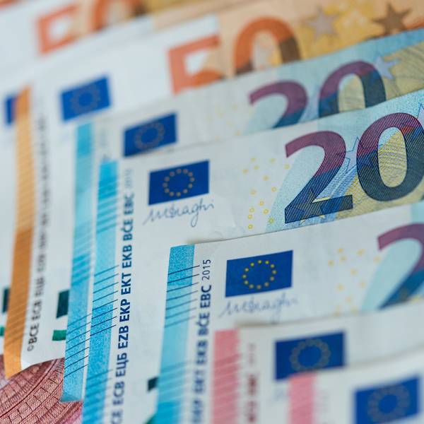 Eltern mit gutem Einkommen könnten ab 2024 kein Elterngeld mehr für sich beanspruchen. (Symbolbild)