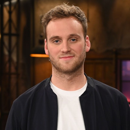 Der Psychologe Leon Windscheid steht nach der Aufzeichnung der WDR-Talkshow „Kölner Treff“ im Studio. Er trägt ein weißes T-Shirt und eine blaue Jacke.