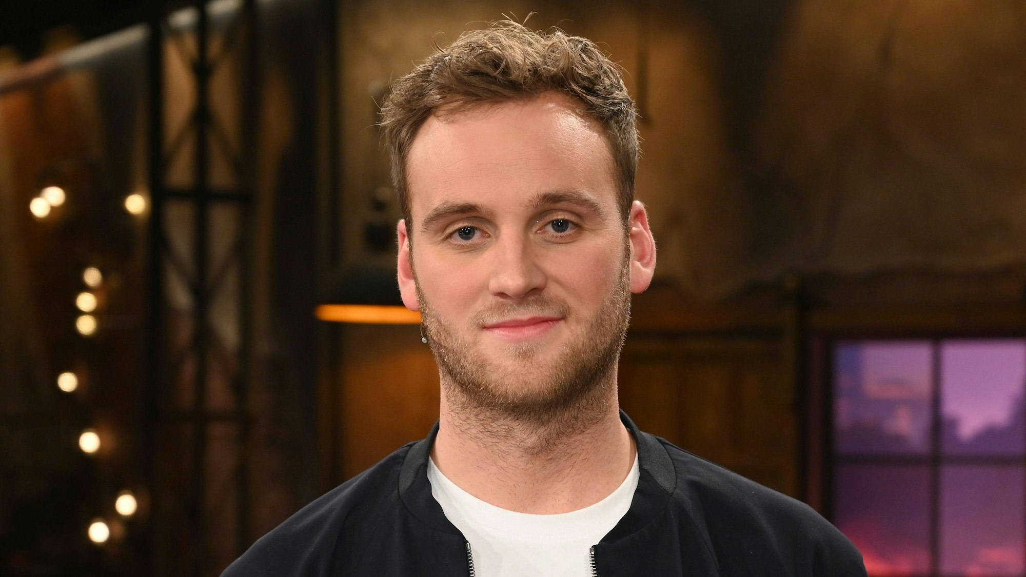 Der Psychologe Leon Windscheid steht nach der Aufzeichnung der WDR-Talkshow „Kölner Treff“ im Studio. Er trägt ein weißes T-Shirt und eine blaue Jacke.