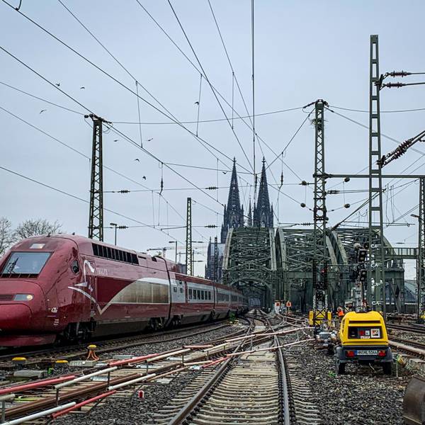 28.11.2022, Bauarbeiten an den Weichen im Bahnhof Köln Messe/Deutz sind zu sehen. Im Hintergrund der Dom und links im Bild ein roter Thalys-Zug.
