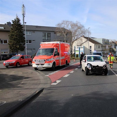 Rettungswagen stehen an der Unfallstelle, ein weißer VW hat einen Totalschaden.