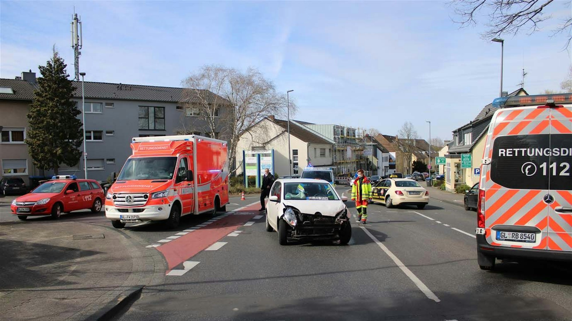 Rettungswagen stehen an der Unfallstelle, ein weißer VW hat einen Totalschaden.