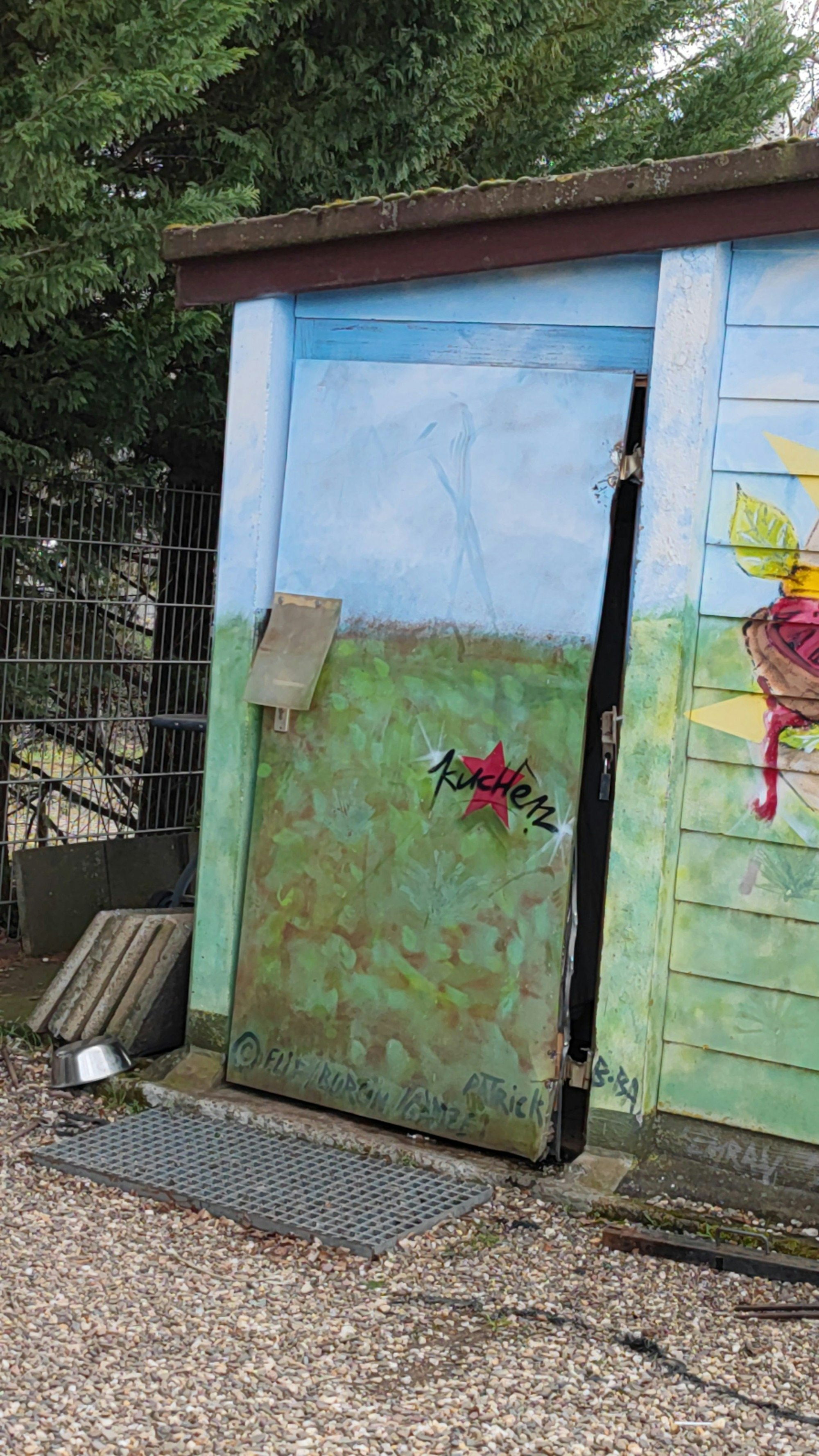 Das Bild zeigt eine aufgebrochene Tür.