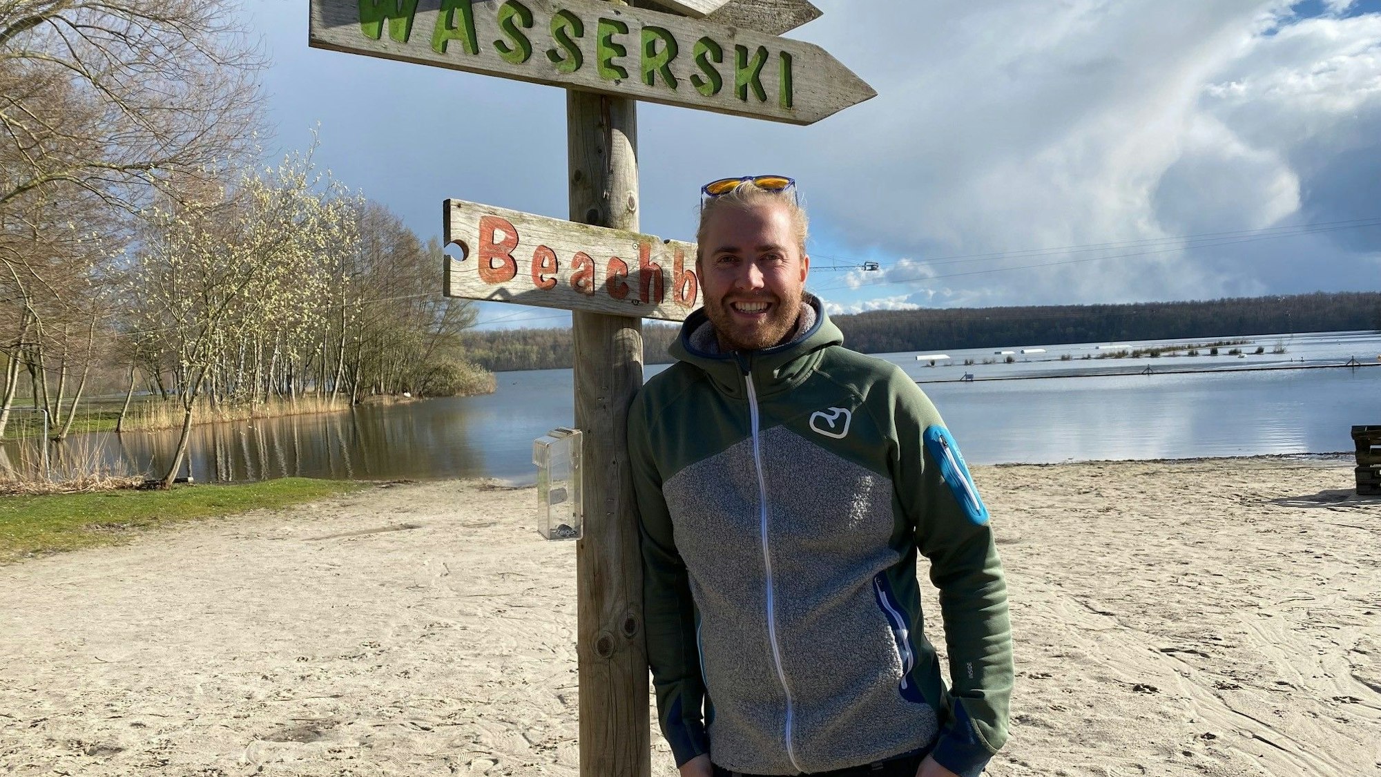 Milan Robinet am Strand der Wasserski-Anlage.