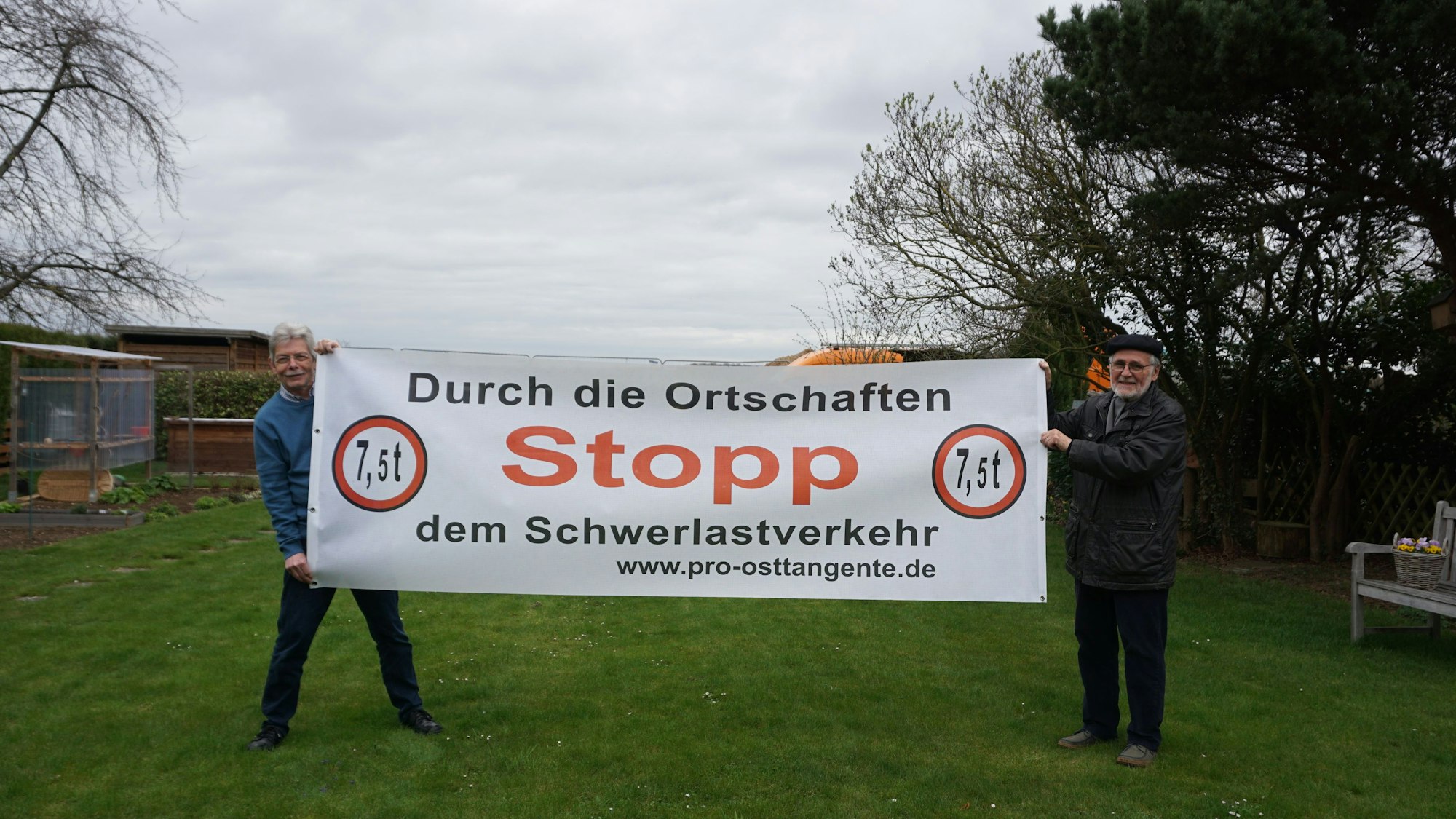 Dieter Pesch (l.) und Christoph Bosse halten ein Transparent mit der Aufschrift: Stopp dem Schwerlastverkehr".