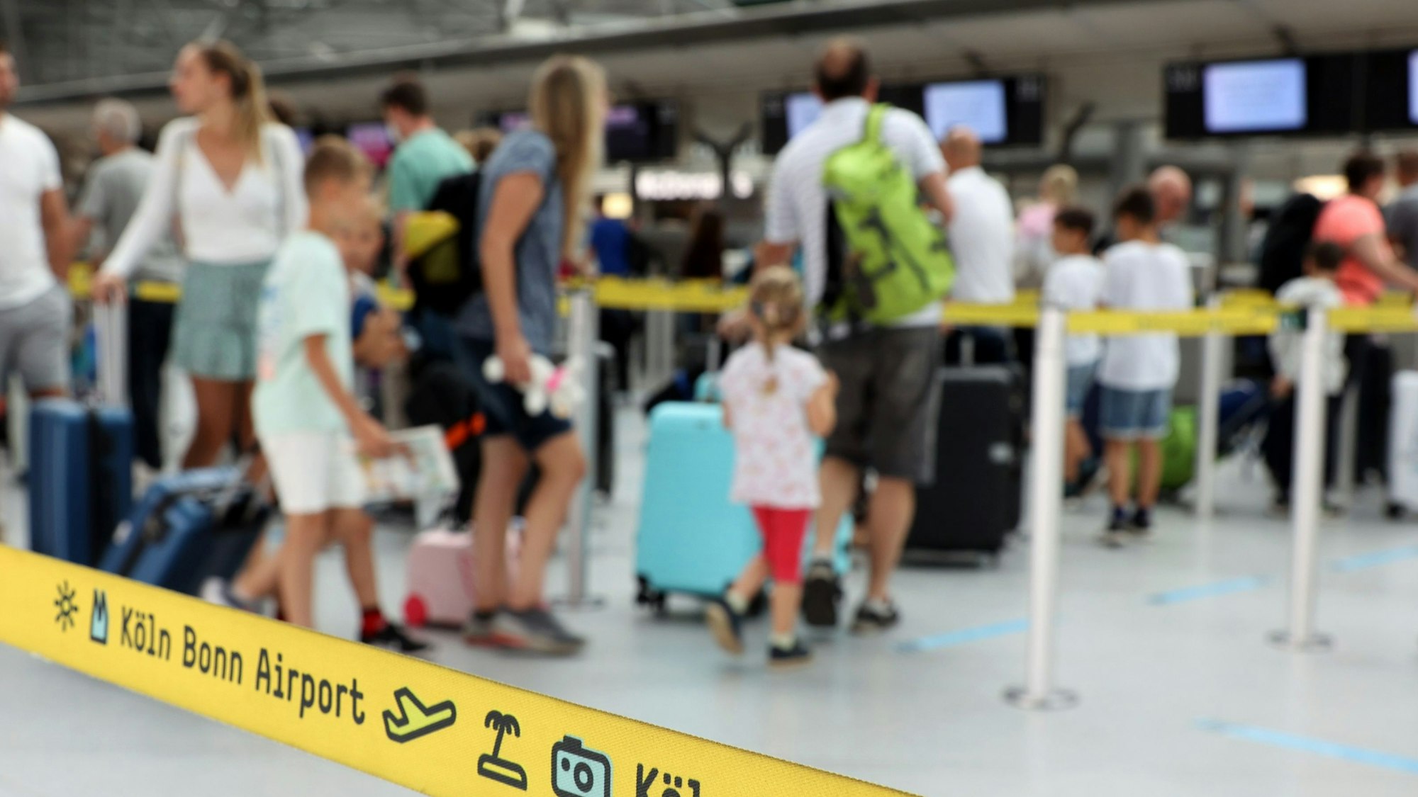 26.06.2022
Köln:
erstes Sommerferienwochenende am Köln/Bonner Flughafen
Schlagen an den Terminals bei der Gepäckausgabe
Foto: Martina Goyert