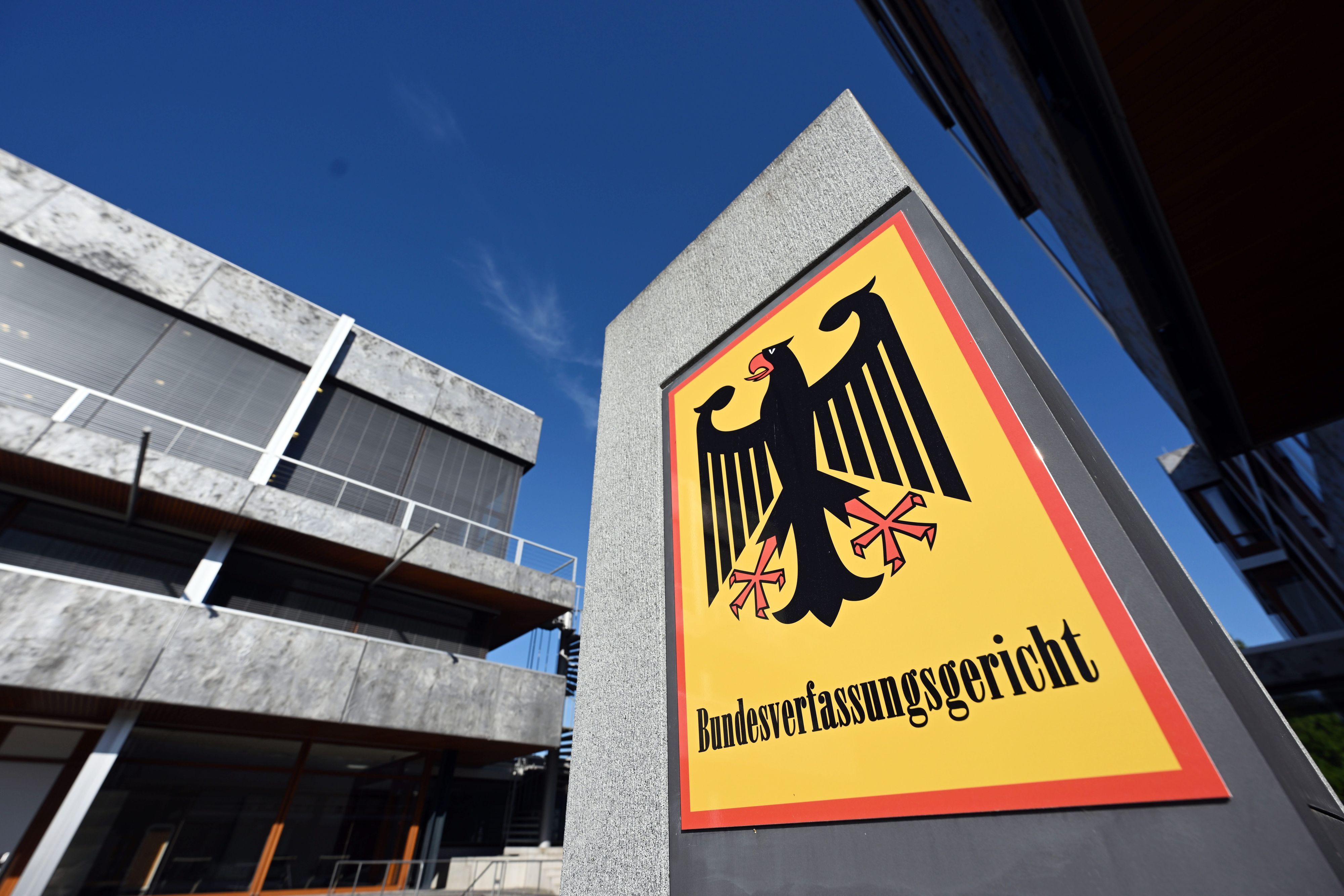 Hinweisschild mit Bundesadler und dem Schriftzug „Bundesverfassungsgericht“ in Karlsruhe