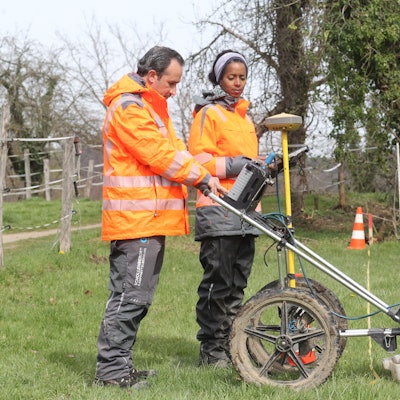 An der Sondierungs-Maschine sind Mustafa Ali und Helen Melaku im Einsatz.
