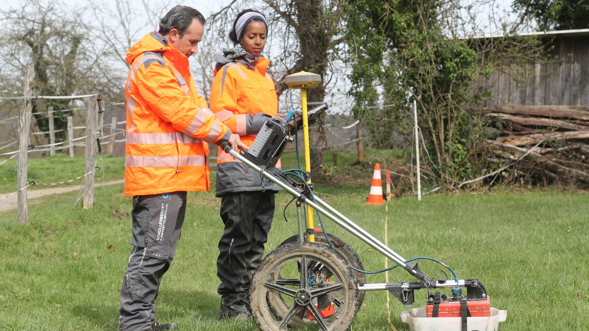 An der Sondierungs-Maschine sind Mustafa Ali und Helen Melaku im Einsatz.