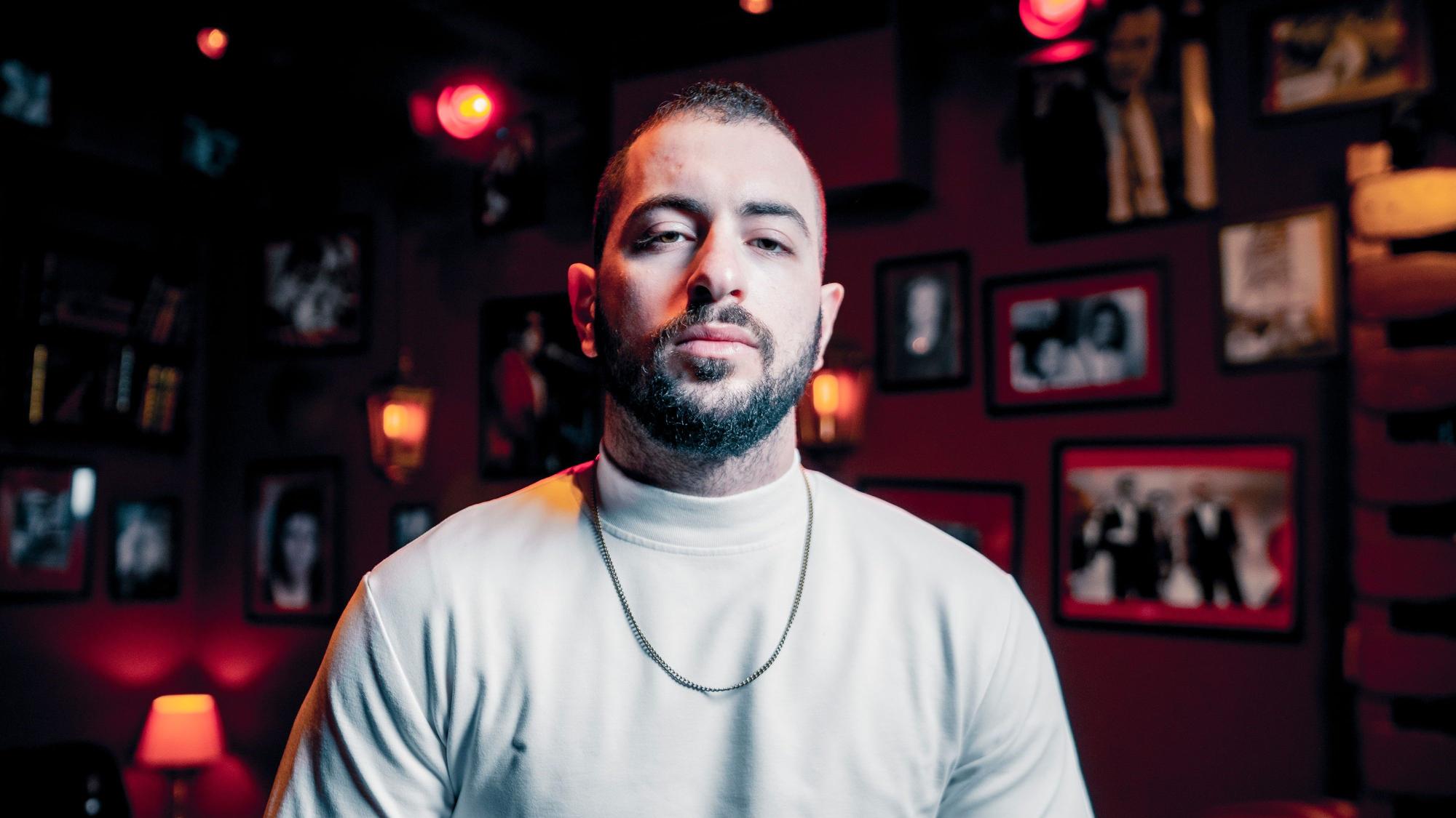 Der Rapper Timey steht in einer Bar.