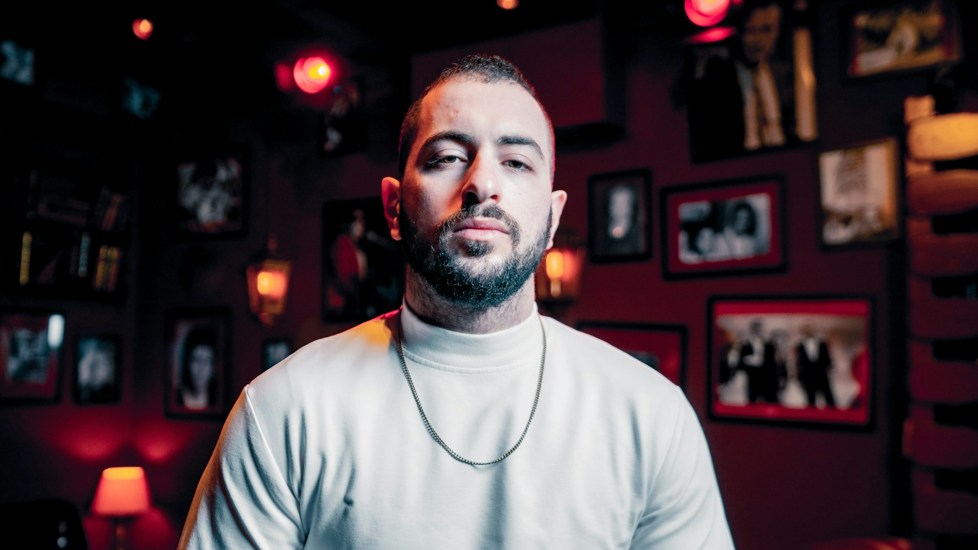 Der Rapper Timey steht in einer Bar.