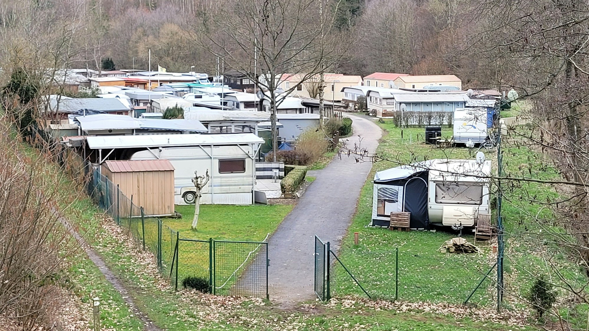 Zahlreiche Wohnwagen stehen auf dem Campingplatz Dieffenbachtal in Schleiden.