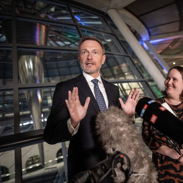 Die Parteichefs der Koalitionsparteien Lars Klingbeil (SPD, v.l.n.r.) Ricarda Lang (Grüne) und Christian Lindner (FDP) sprechen im Bundestag nach dem Koalitionsausschuss.
