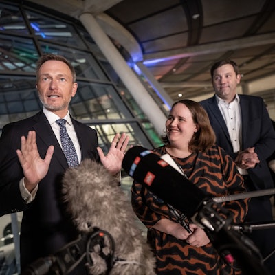 Die Parteichefs der Koalitionsparteien Lars Klingbeil (SPD, v.l.n.r.) Ricarda Lang (Grüne) und Christian Lindner (FDP) sprechen im Bundestag nach dem Koalitionsausschuss.