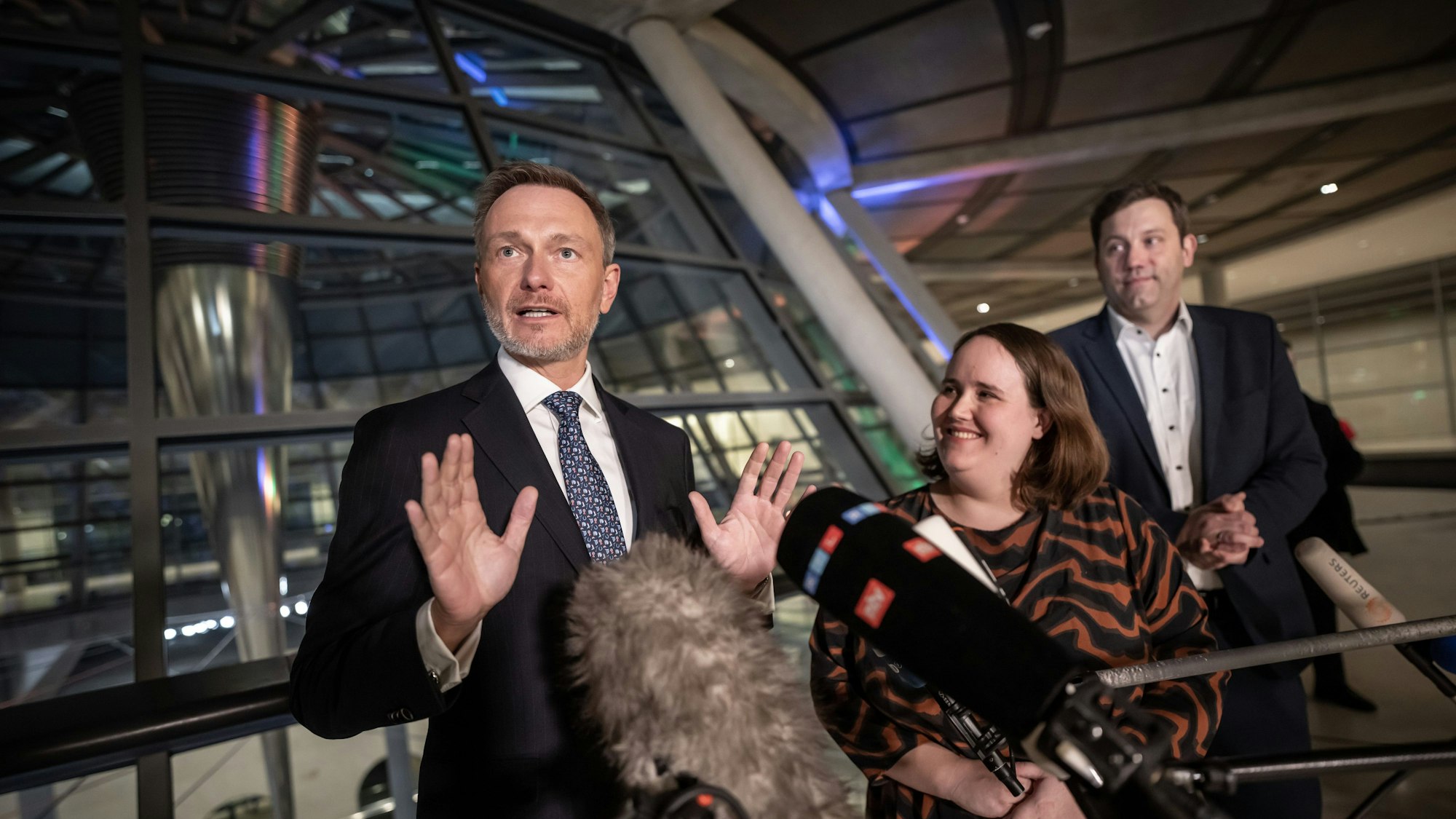 Die Parteichefs der Koalitionsparteien Lars Klingbeil (SPD, v.l.n.r.) Ricarda Lang (Grüne) und Christian Lindner (FDP) sprechen im Bundestag nach dem Koalitionsausschuss.