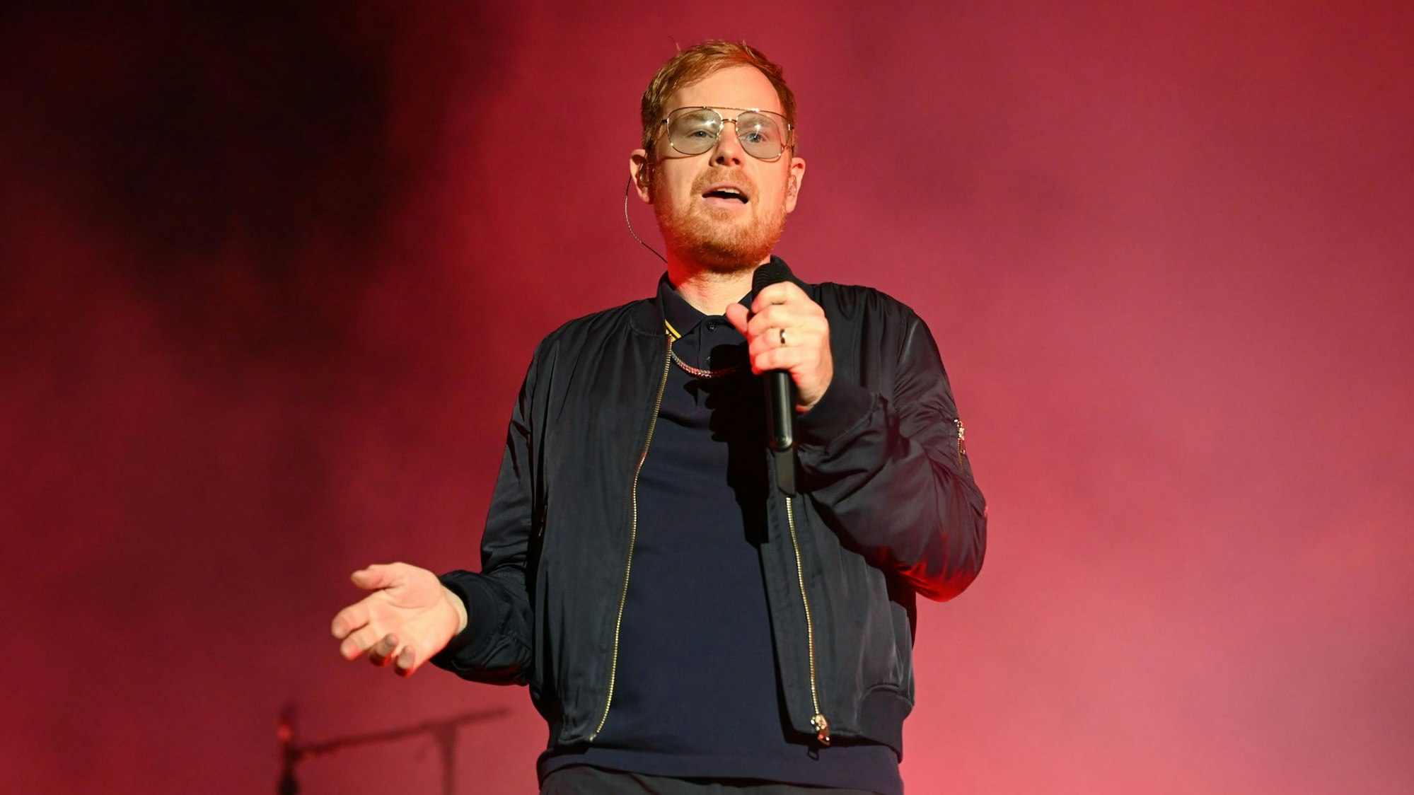 Peter Fox singt ins Mikro