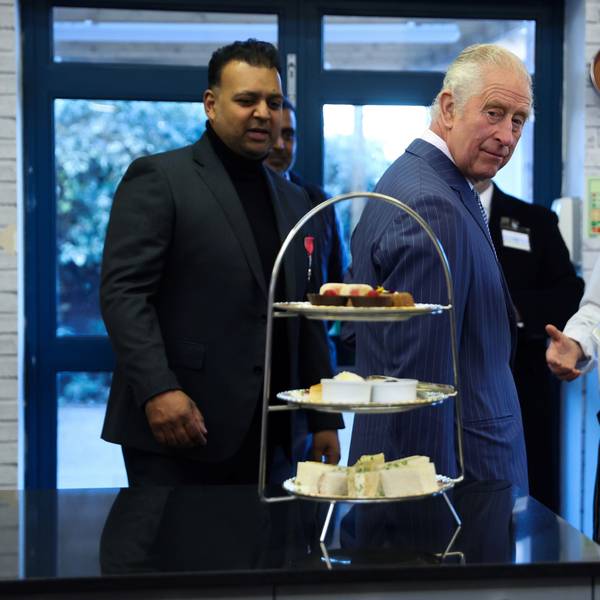 König Charles III. (M) bei einem Besuch der Londoner Gemeinschaftsküche, um Studenten und Freiwillige zu treffen und die Einrichtungen zu besichtigen. Unter anderem besuchte er den Markt für überschüssige Lebensmittel, die Kochschule und das «Kind Cafe». +++ dpa-Bildfunk +++