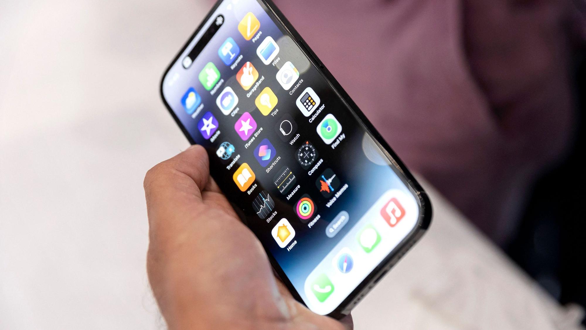 Eine Person hält ein Iphone in der Hand. Hersteller Apple hat am Dienstag das neue iOS-Update 16.4 veröffentlicht. (Symbolbild)