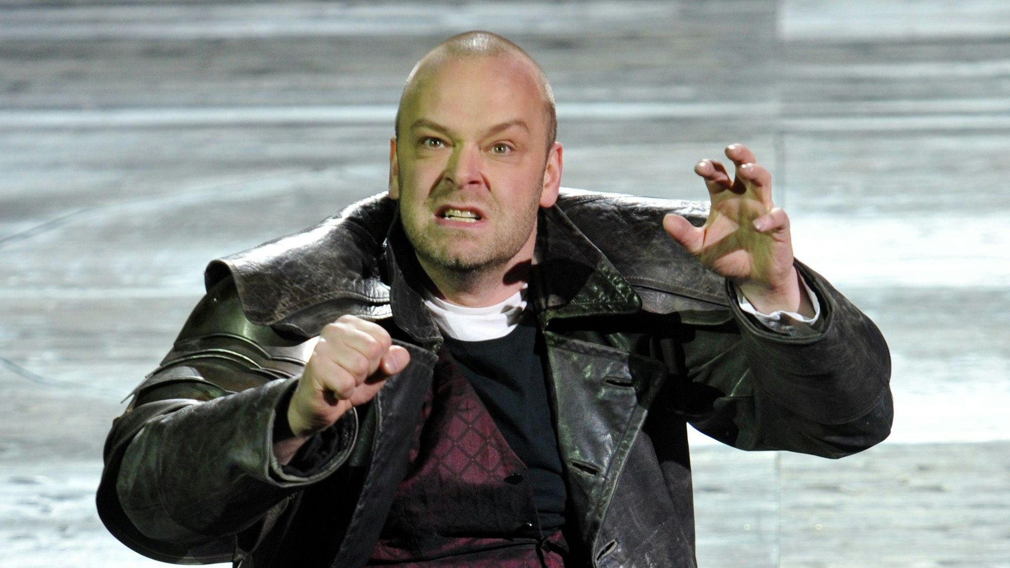 Graf von Strahl (gespielt von Robert Gallinowski) agiert am Sonntag (21.06.2009) in Bad Hersfeld bei der Fotoprobe zu dem Ritterschauspiel "Das Käthchen von Heilbronn oder die Feuerprobe". Das Stück von Heinrich von Kleist feiert am 24. Juni in einer Inszenierung von Johanna Schall bei den Bad Hersfelder Festspielen Premiere. Foto: Uwe Zucchi dpa/lhe +++ dpa-Bildfunk +++