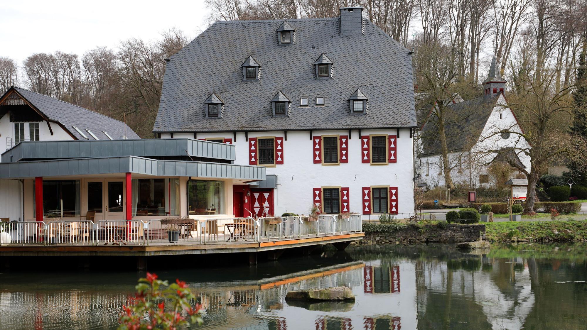 Die Malteser Komturei in Herrenstrunden mit Terrasse am Teich.
