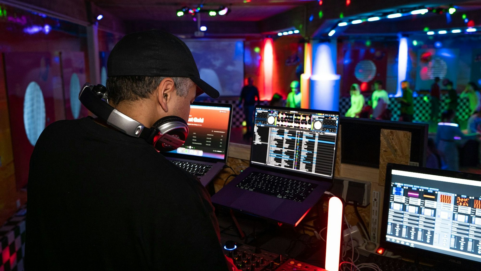 Ismail Boulaghmal am DJ-Pult