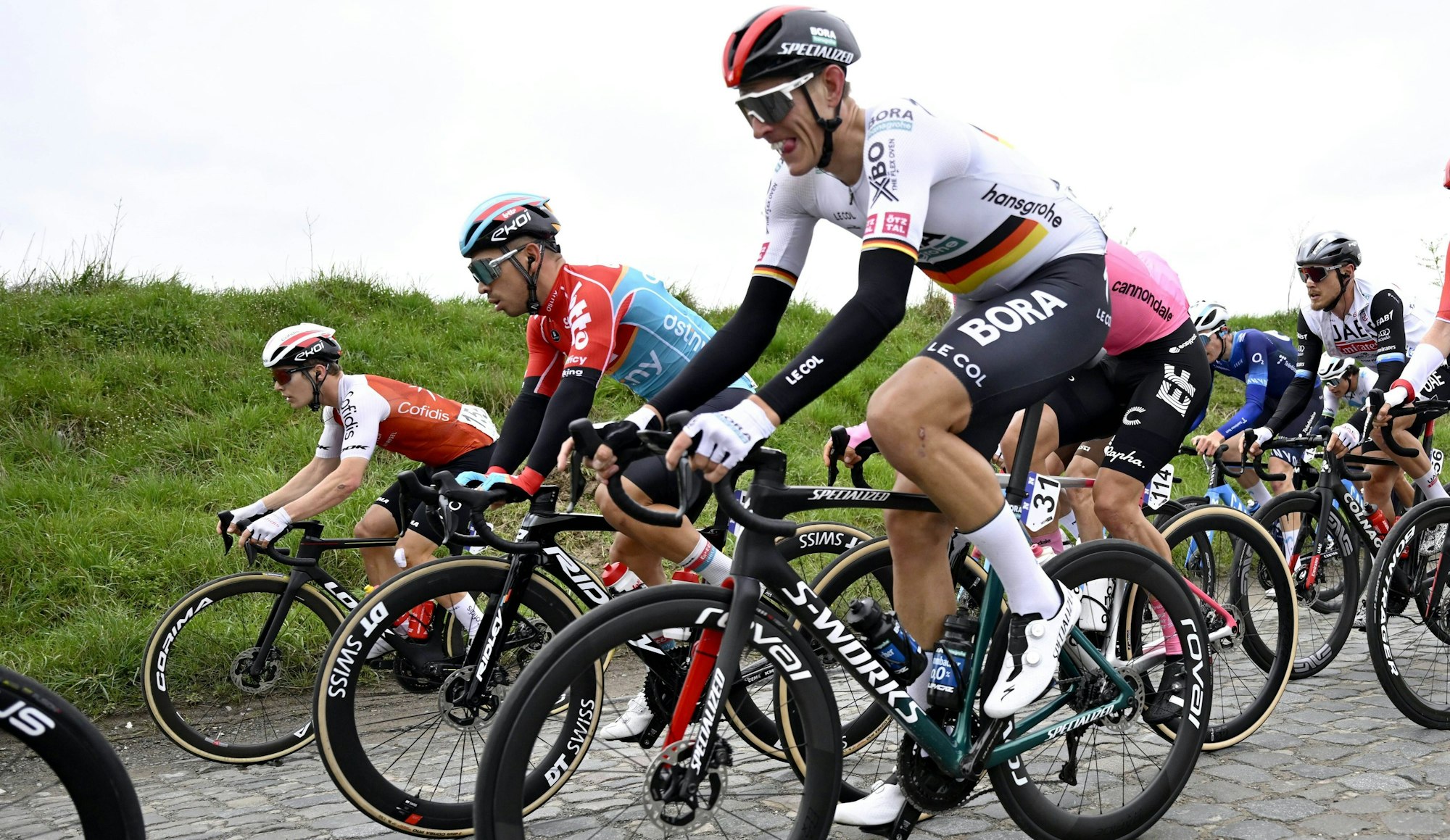 Nils Politt aus Hürth fährt im Trikot des deutschen Meisters bei Quer durch Flandern am vergangenen Mittwoch über Kopfsteinpflaster.