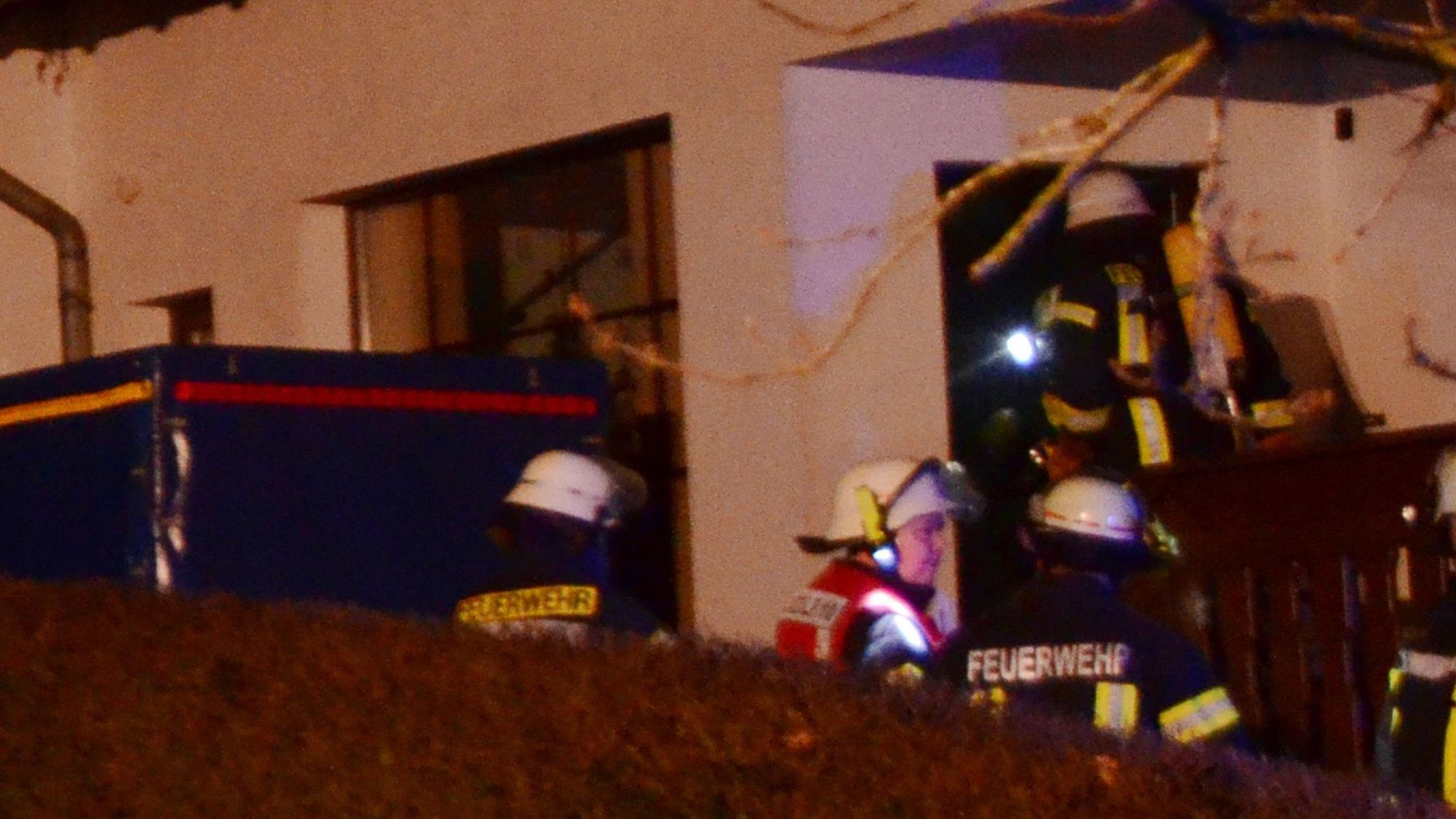 Das Foto zeigt die ins Haus eindringenden Feuerwehrleute.