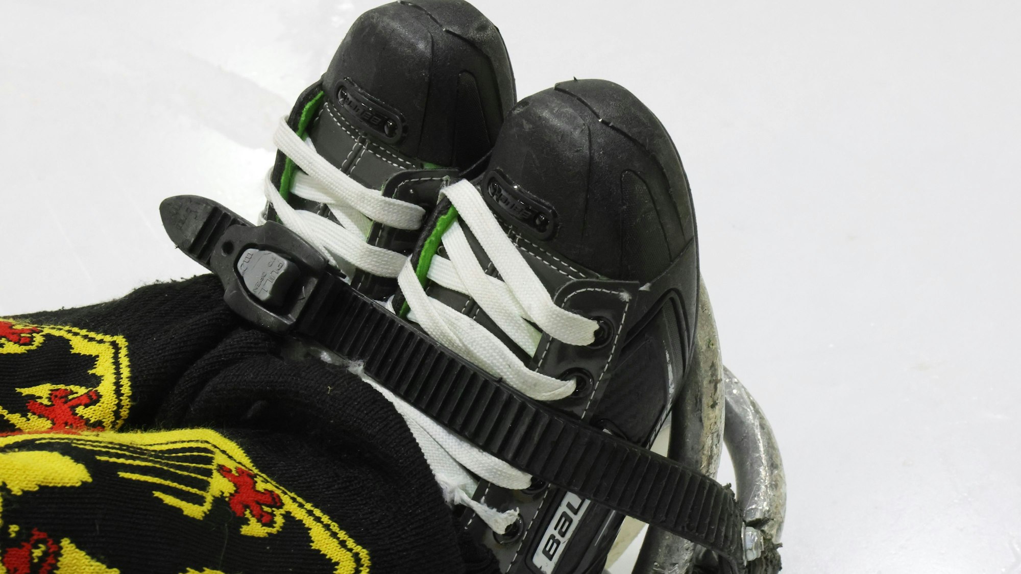 Zwei Eishockeystiefel ohne Kufen.