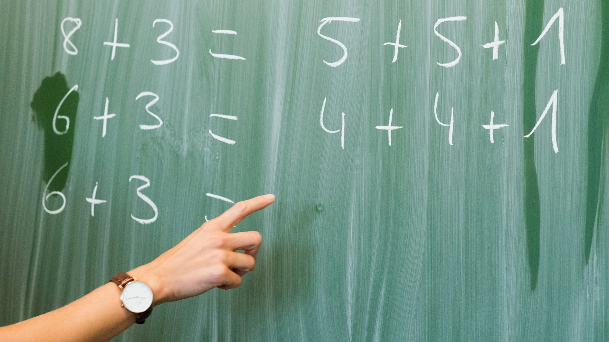 Lehrerin an einer Grudnschule (Symbolbild)