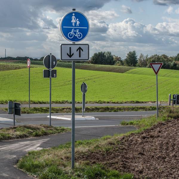 Eine Menge Schilder, die offenbar notwendig sind, um einen Überweg mit Verkehrsinsel an der Einmündung Ropenstaller Weg auf den Krummer Weg juristisch sicher zu machen.