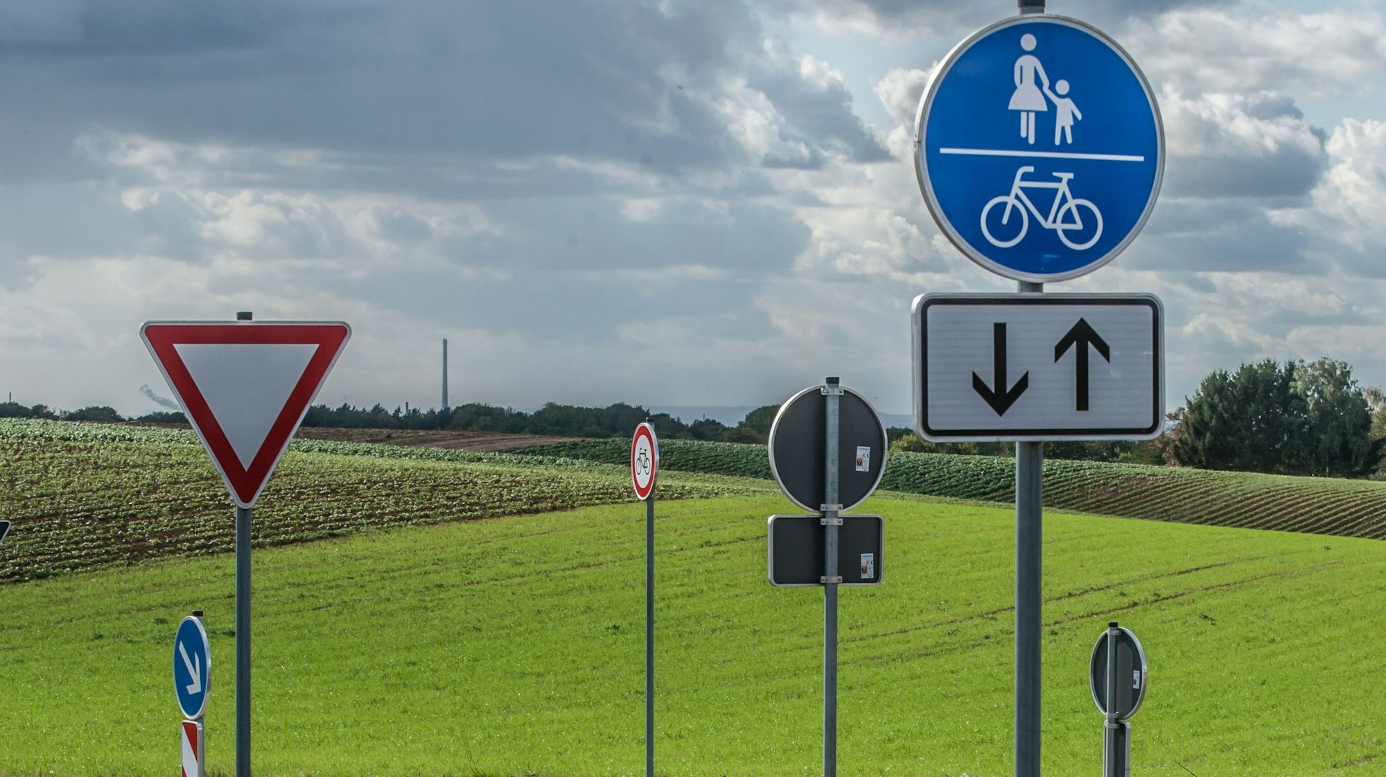 Eine Menge Schilder, die offenbar notwendig sind, um einen Überweg mit Verkehrsinsel an der Einmündung Ropenstaller Weg auf den Krummer Weg juristisch sicher zu machen.